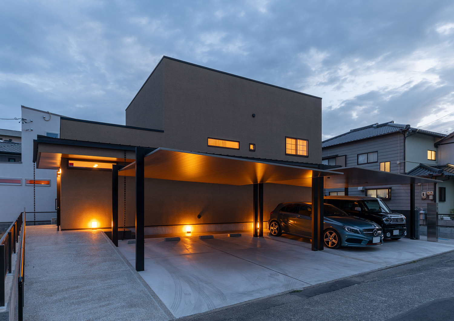 屋根付きのカーポートの足元に間接照明を取り付けたシンプルでおしゃれな外観の家・デザイン住宅 注文住宅・デザイン住宅建築実例_『CASE774 和/紙の温もり』_外観