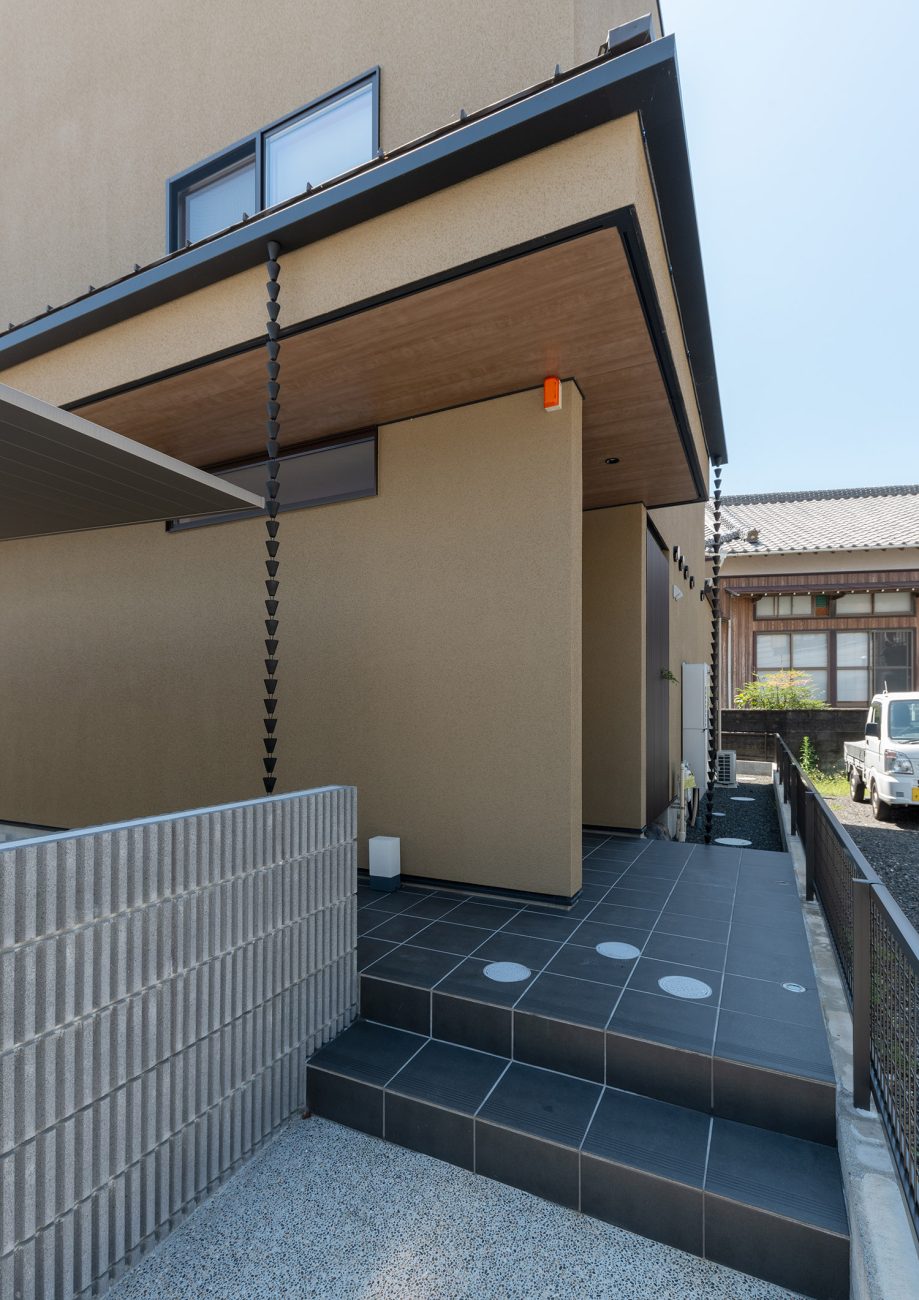 木の軒天井があるベージュの外壁の家の外観・デザイン住宅 注文住宅・デザイン住宅建築実例_『CASE774 和/紙の温もり』_外観