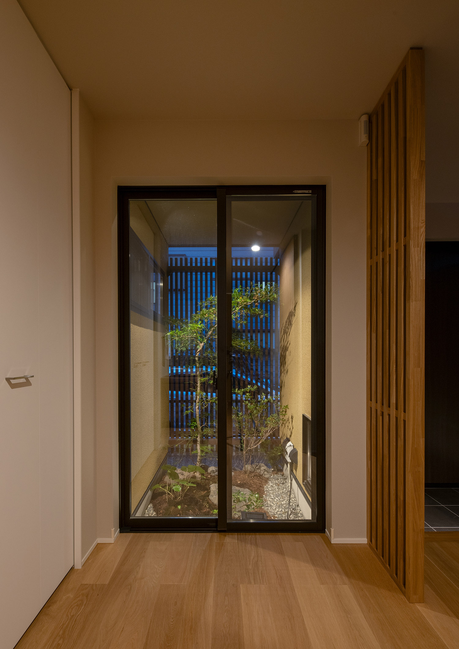 ライトアップされた植栽が見える和モダンな廊下・デザイン住宅 注文住宅・デザイン住宅建築実例_『CASE774 和/紙の温もり』_廊下