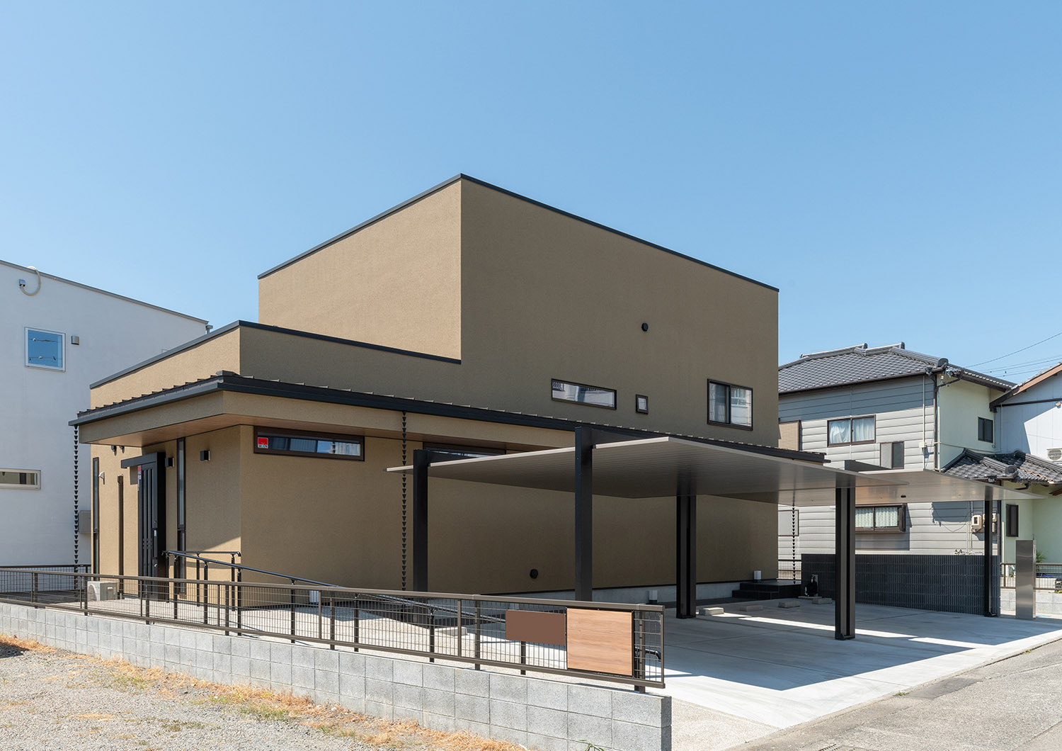 窓が少ないシンプルなベージュの外壁の家・デザイン住宅 注文住宅・デザイン住宅建築実例_『CASE774 和/紙の温もり』_外観