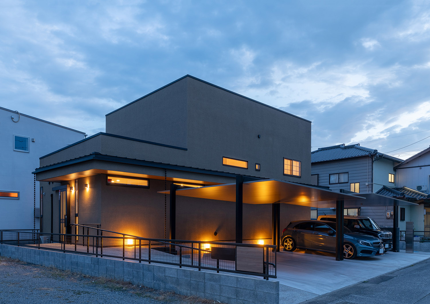 壁や足元に間接照明を取り付けた、カーポート付きの家・デザイン住宅 注文住宅・デザイン住宅建築実例_『CASE774 和/紙の温もり』_外観