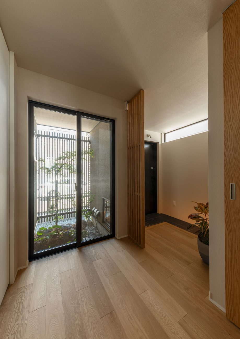 窓から植栽が見える和風の廊下・デザイン住宅 注文住宅・デザイン住宅建築実例_『CASE774 和/紙の温もり』_廊下