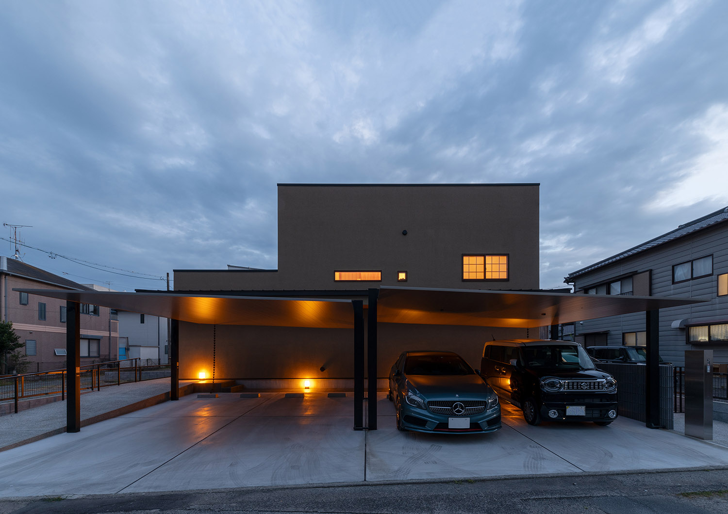 地面に照明が埋め込まれた屋根付きのカーポートがある家・デザイン住宅 注文住宅・デザイン住宅建築実例_『CASE774 和/紙の温もり』_外観