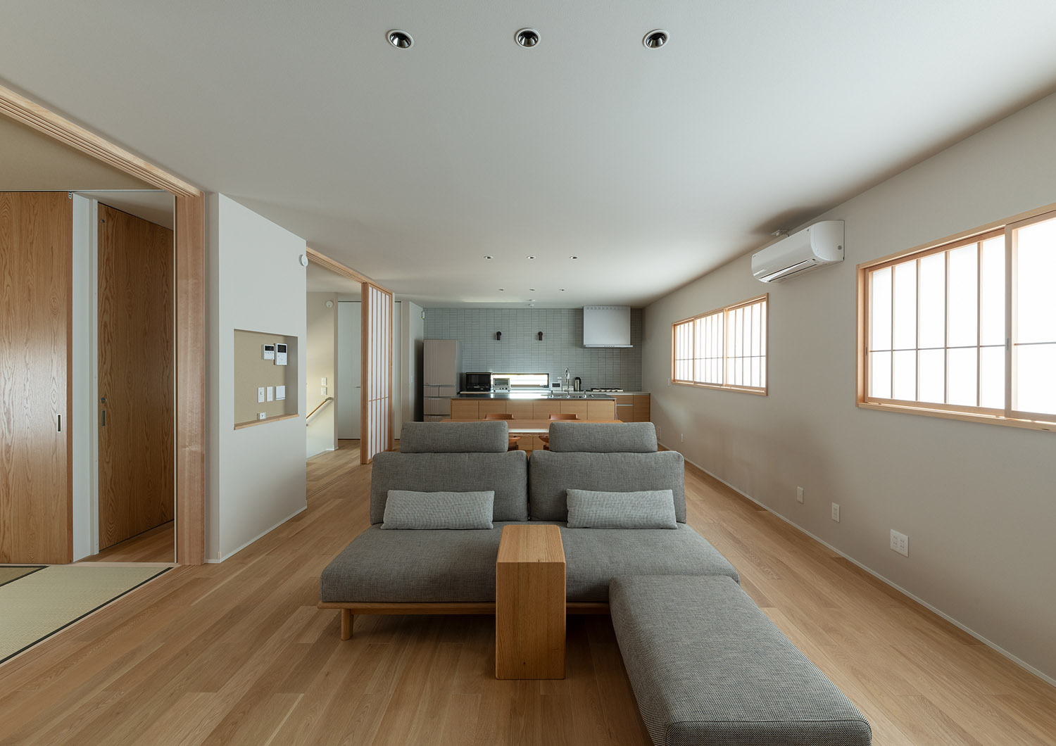 L字ソファーを置いた和モダンなLDK・デザイン住宅 注文住宅・デザイン住宅建築実例_『CASE774 和/紙の温もり』_LDK