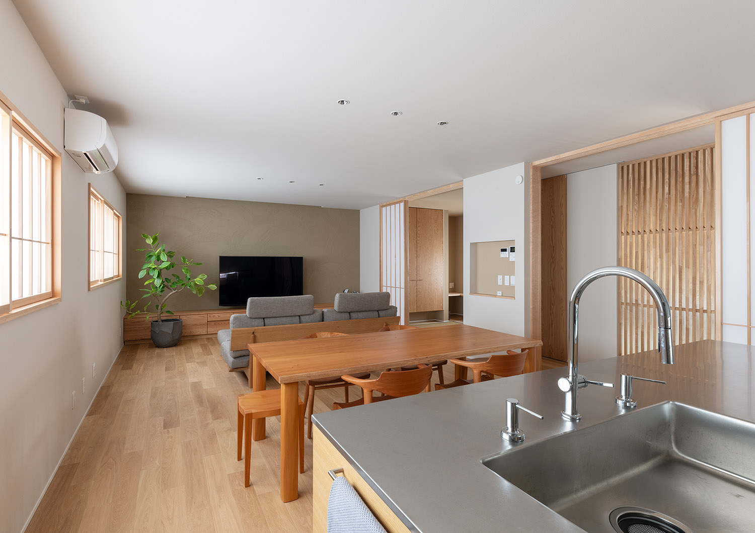 襖が取り付けられた和モダンでおしゃれなLDK・デザイン住宅 注文住宅・デザイン住宅建築実例_『CASE774 和/紙の温もり』_LDK