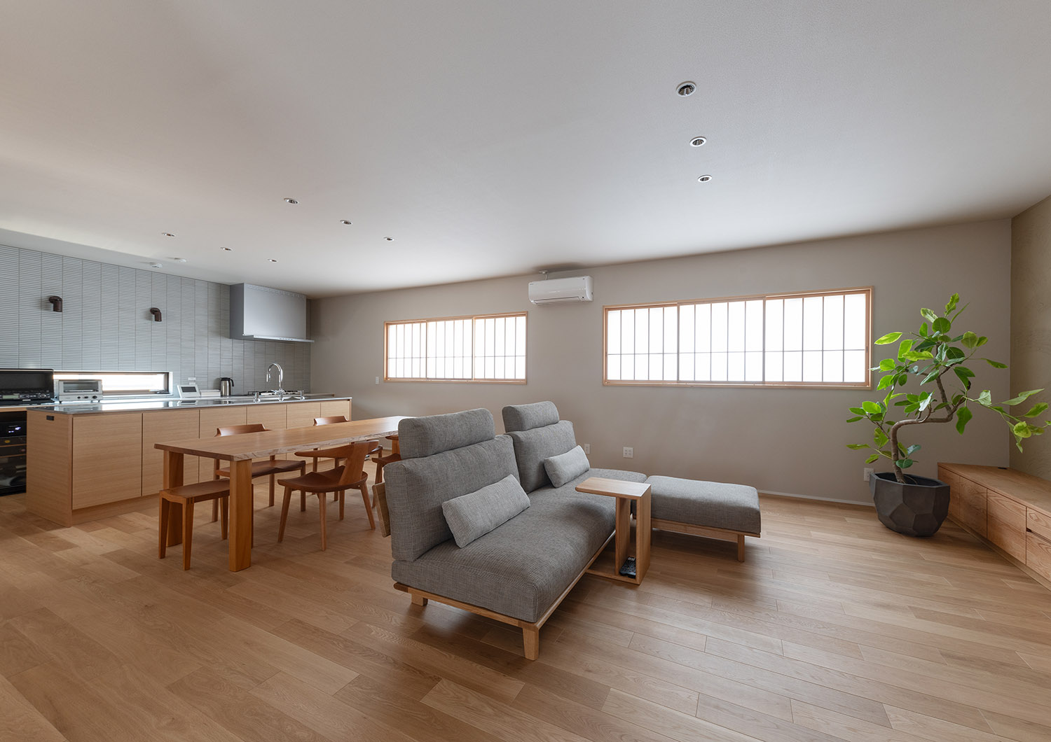 窓に障子を取り付けた木のインテリアが中心の和風なLDK・デザイン住宅 注文住宅・デザイン住宅建築実例_『CASE774 和/紙の温もり』_LDK