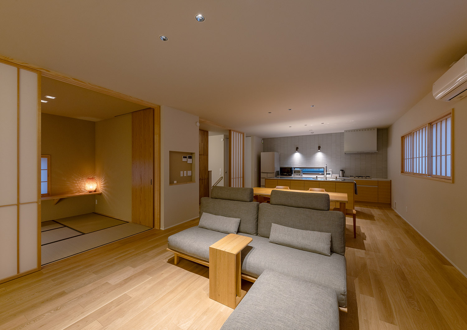 間接照明がとりつけられた和室と襖で仕切られたLDK・デザイン住宅 注文住宅・デザイン住宅建築実例_『CASE774 和/紙の温もり』_LDK