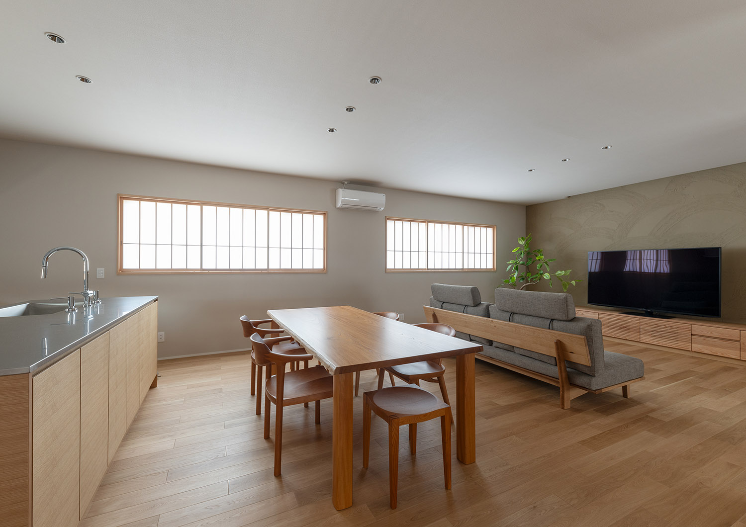 L字ソファーや木のダイニングテーブルがある和風でおしゃれなLDK・デザイン住宅 注文住宅・デザイン住宅建築実例_『CASE774 和/紙の温もり』_LDK