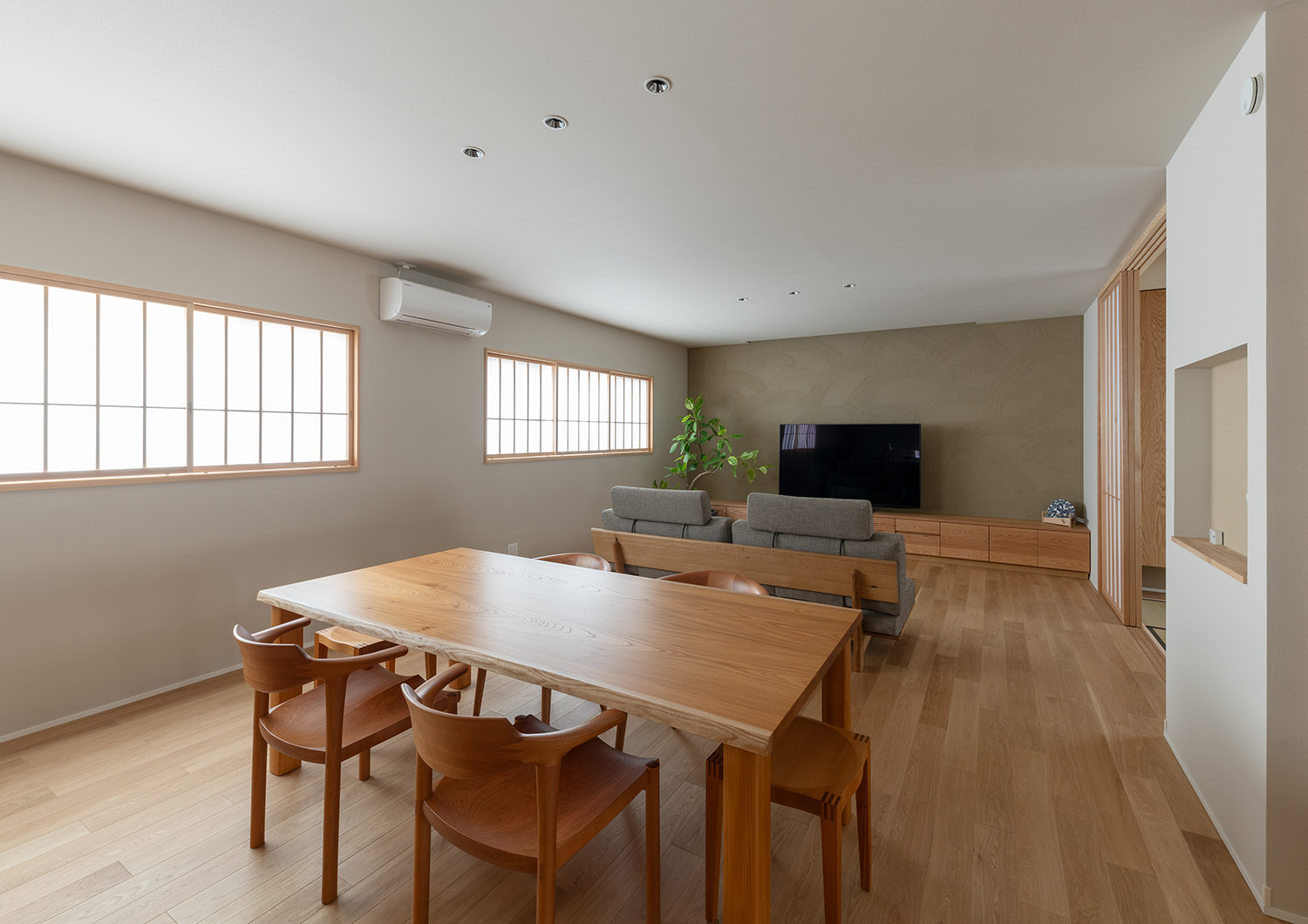 木のインテリアの中に植栽の緑がアクセントになるシンプルで和風なLDK・デザイン住宅 注文住宅・デザイン住宅建築実例_『CASE774 和/紙の温もり』_LDK