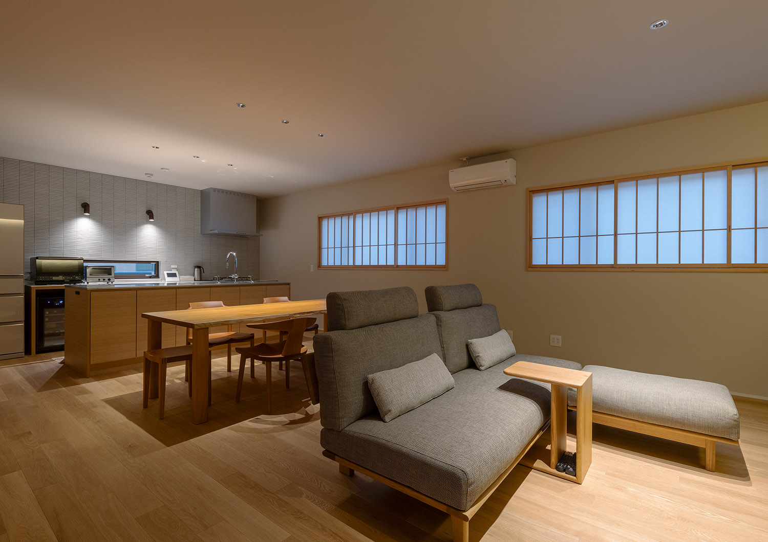 壁に間接照明が取り付けられたキッチンがあるシンプルでおしゃれなLDK・デザイン住宅 注文住宅・デザイン住宅建築実例_『CASE774 和/紙の温もり』_LDK