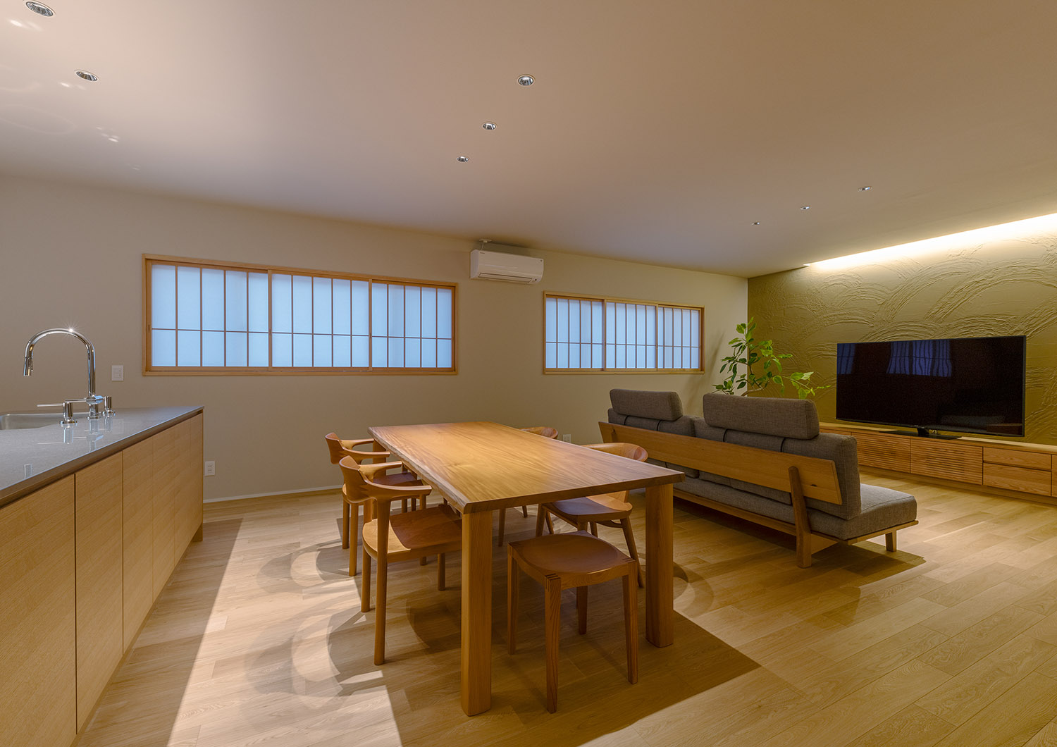 テレビを置いた壁際に間接照明を取り付けた、木のインテリアが中心の和モダンなLDK・デザイン住宅 注文住宅・デザイン住宅建築実例_『CASE774 和/紙の温もり』_LDK