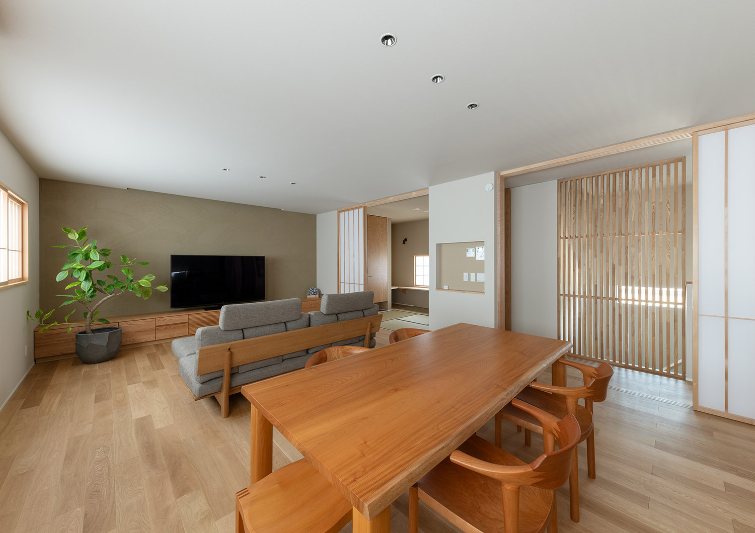 LDKと繋がる和室があるシンプルで和モダンなLDK・デザイン住宅 注文住宅・デザイン住宅建築実例_『CASE774 和/紙の温もり』_LDK