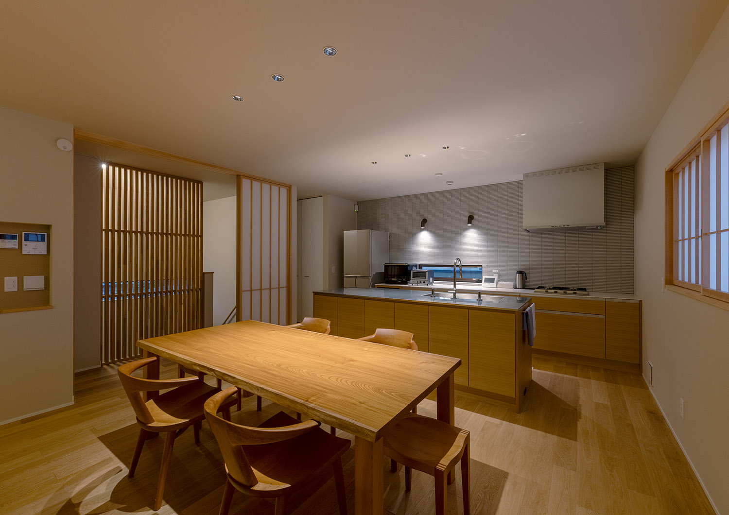 木のアイランドキッチンの前に木のダイニングテーブルがある和モダンなLDK・デザイン住宅 注文住宅・デザイン住宅建築実例_『CASE774 和/紙の温もり』_LDK
