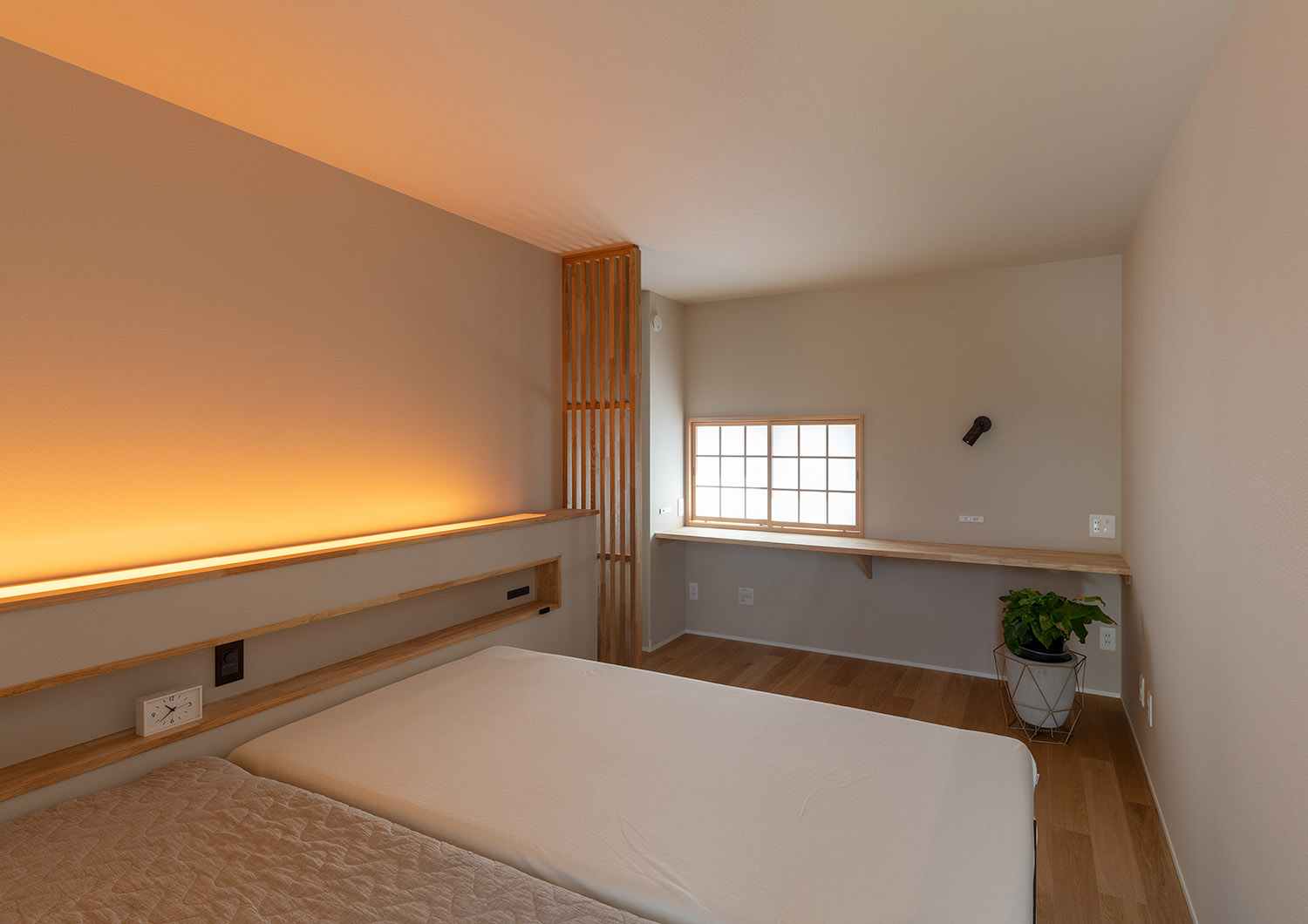 障子や格子のデザインを取り入れた和モダンの寝室