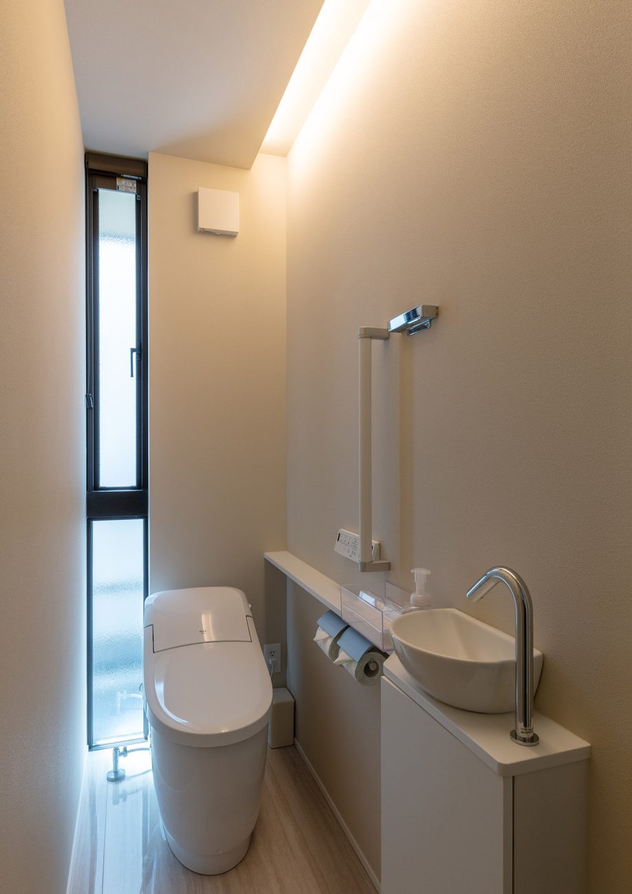 手洗いカウンターの上に間接照明がある縦長のスリット窓付きのトイレ・デザイン住宅 注文住宅・デザイン住宅建築実例_『CASE774 和/紙の温もり』_トイレ