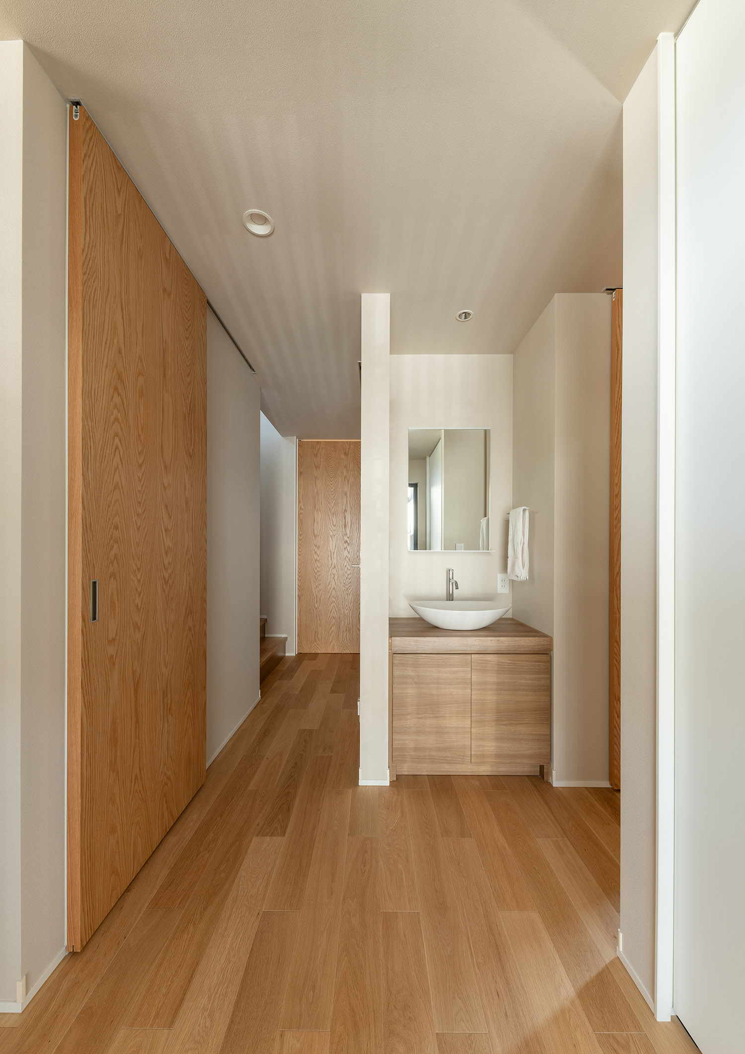 廊下の隅にあるコンパクトな手洗いカウンター・デザイン住宅 注文住宅・デザイン住宅建築実例_『CASE774 和/紙の温もり』_浴室・洗面所