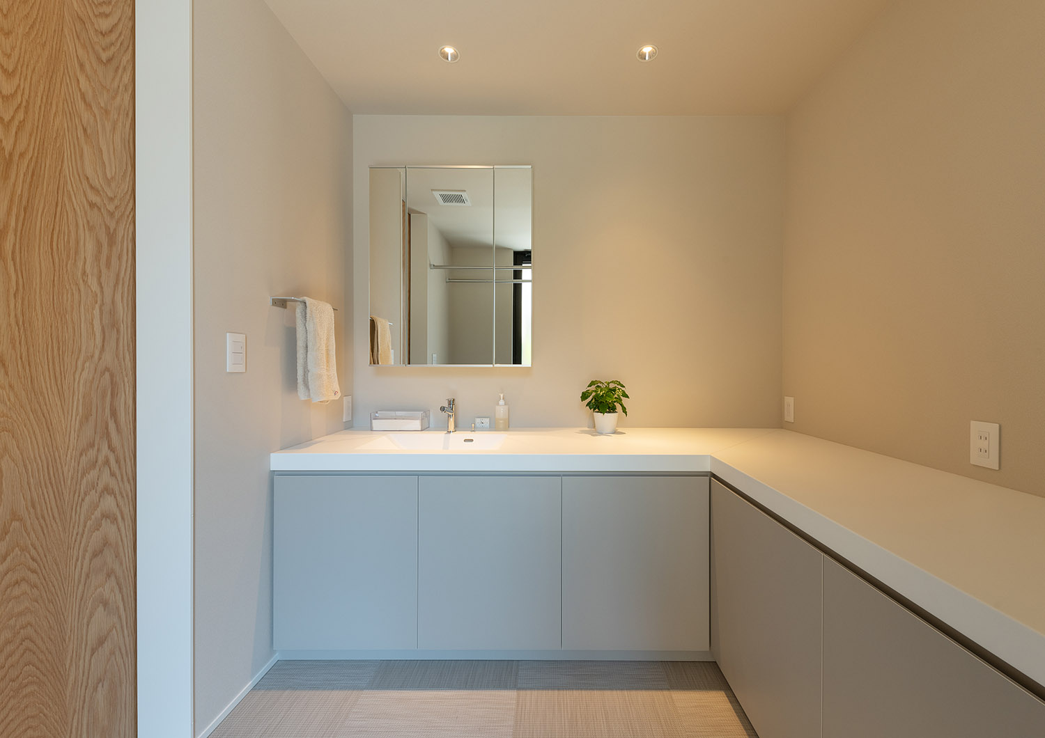 作業スペースもあるシンプルな洗面台・デザイン住宅 注文住宅・デザイン住宅建築実例_『CASE774 和/紙の温もり』_浴室・洗面所