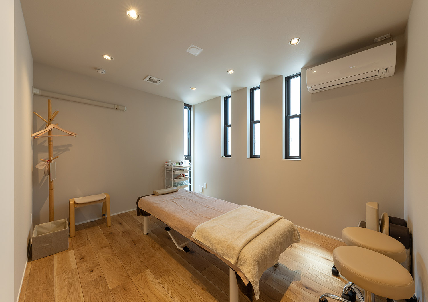 縦長のスリット窓が並ぶプライバシー性の高いサロン・デザイン住宅 注文住宅・デザイン住宅建築実例_『CASE774 和/紙の温もり』_店舗