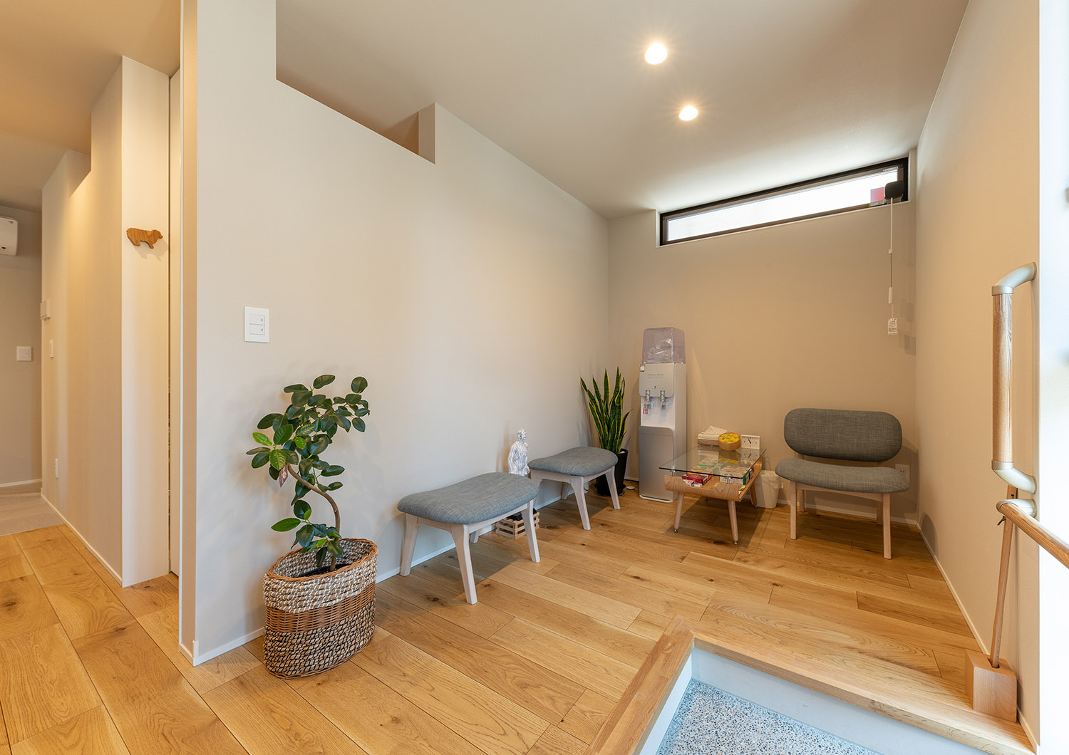 天井近くにスリット窓があるシンプルでプライバシー性の高い待合室・デザイン住宅 注文住宅・デザイン住宅建築実例_『CASE774 和/紙の温もり』_玄関