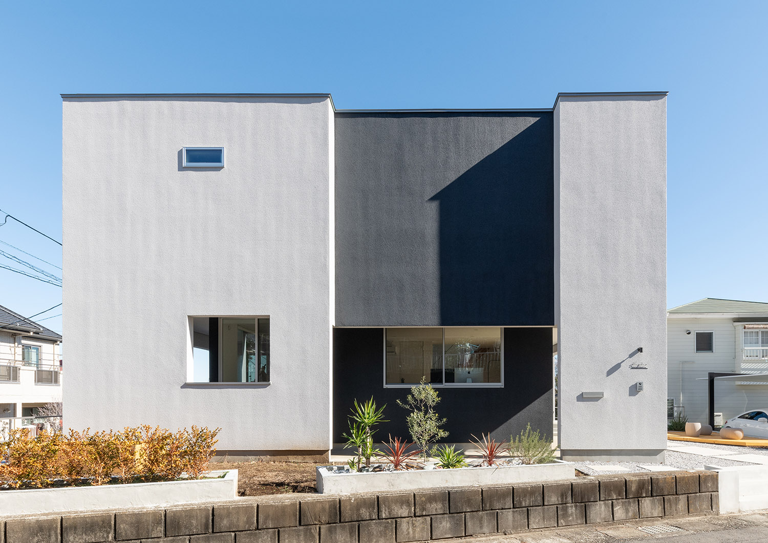 窓が少ないモノトーンのスタイリッシュな外観の家・デザイン住宅 注文住宅・デザイン住宅建築実例_『CASE775 二色の陽射し』_外観