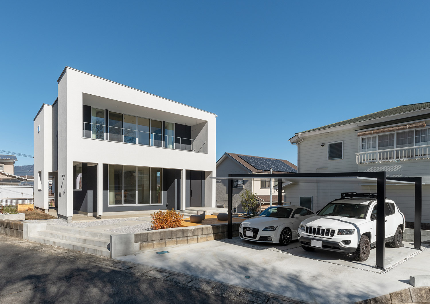 車が二台駐車できるカーポートがある白いキューブ状の外観の家・デザイン住宅 注文住宅・デザイン住宅建築実例_『CASE775 二色の陽射し』_外観