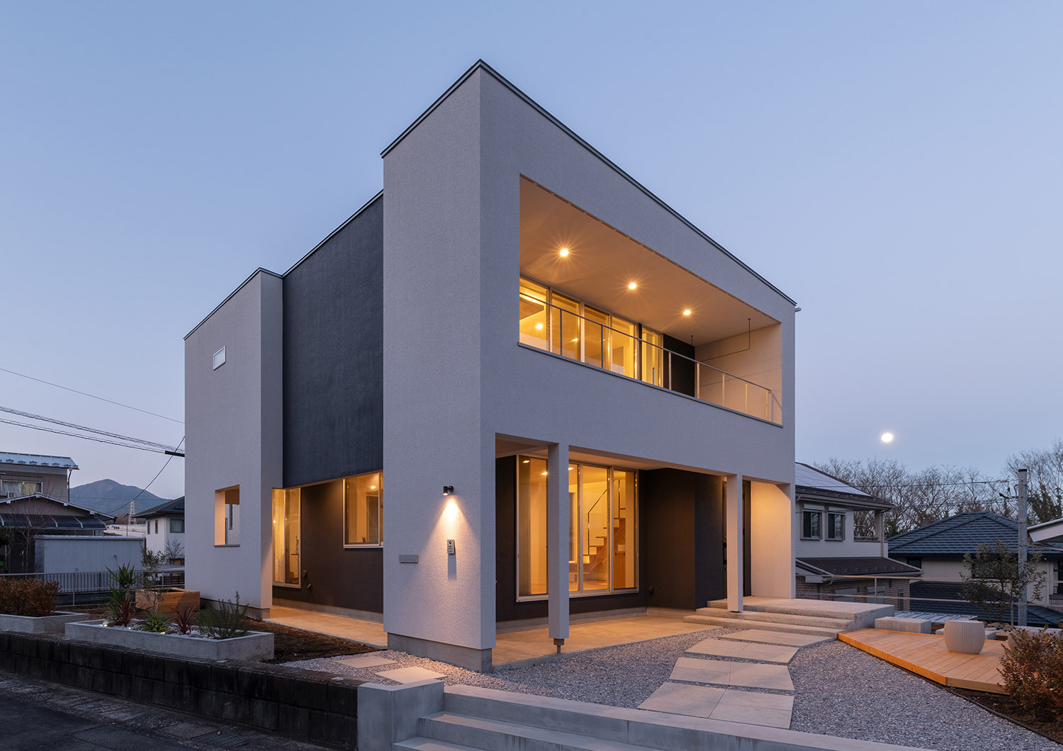 壁に照明が取り付けられたスタイリッシュな外観の家・デザイン住宅 注文住宅・デザイン住宅建築実例_『CASE775 二色の陽射し』_外観