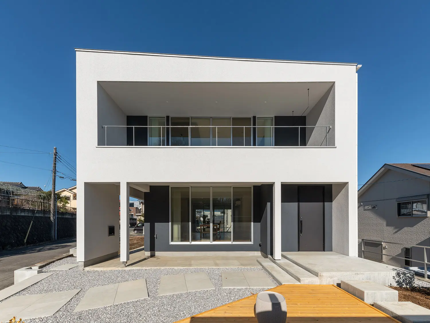 長い軒と大きな窓が印象的な外観デザイン