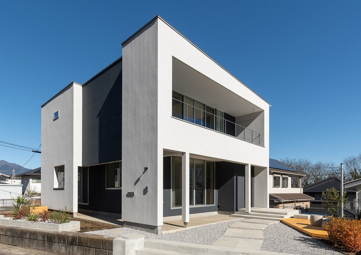 石のアプローチがあるシンプルなモノトーンの外観の家・デザイン住宅 注文住宅・デザイン住宅建築実例_『CASE775 二色の陽射し』_外観