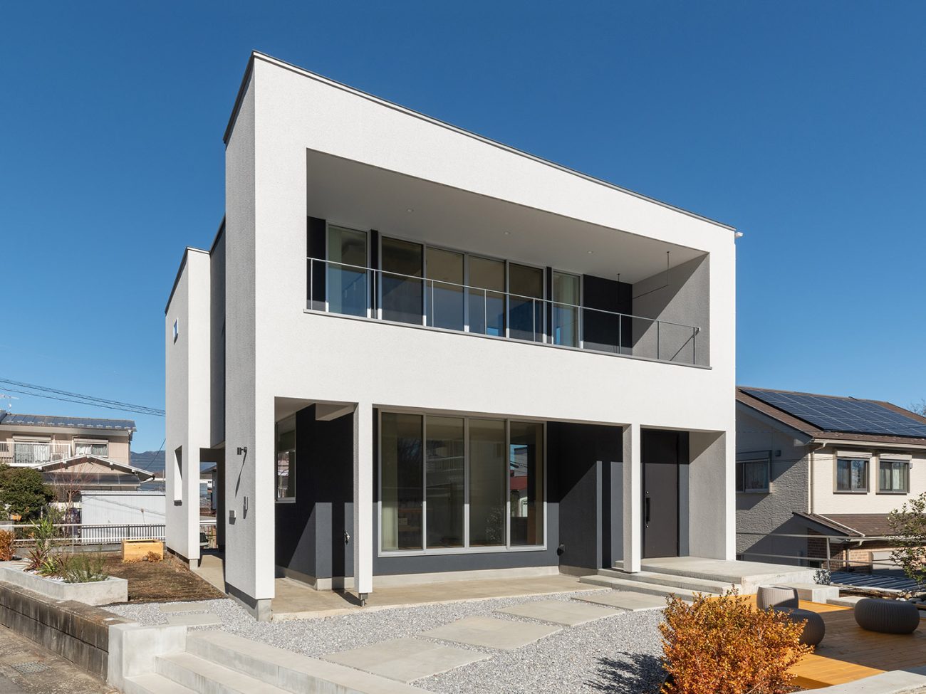バルコニー付きのキューブ状でモノトーンの外観の家・デザイン住宅 注文住宅・デザイン住宅建築実例_『CASE775 二色の陽射し』_外観