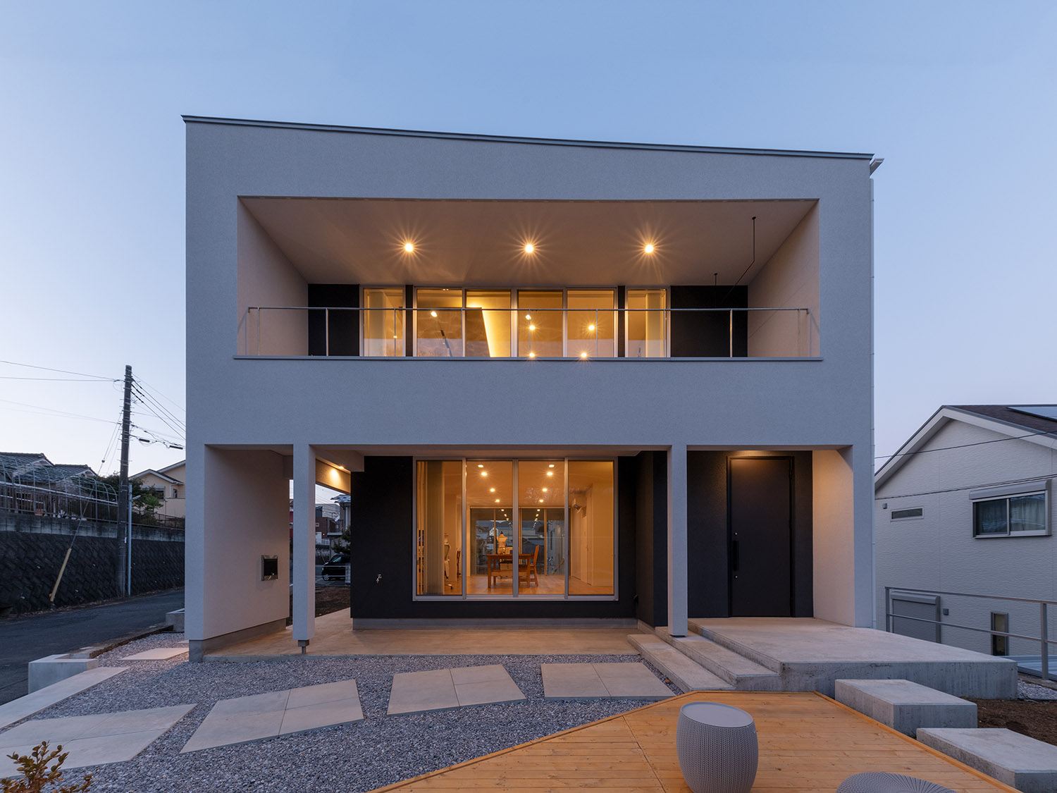 軒天井に照明が取り付けられたモノトーンでおしゃれな外観の家・デザイン住宅 注文住宅・デザイン住宅建築実例_『CASE775 二色の陽射し』_外観