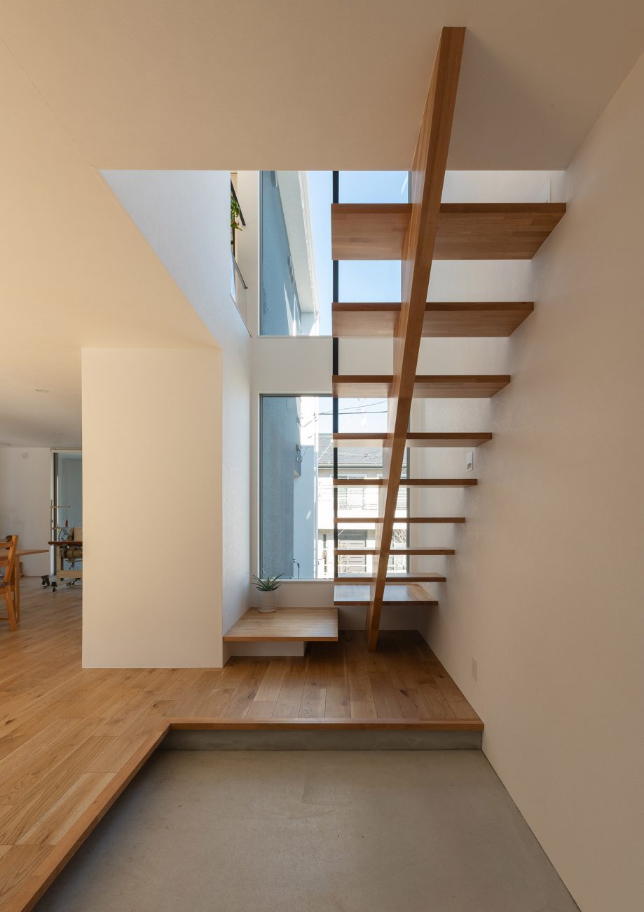 大きな窓が取り付けられた吹き抜けのスケルトン階段部分・デザイン住宅 注文住宅・デザイン住宅建築実例_『CASE775 二色の陽射し』_玄関・階段