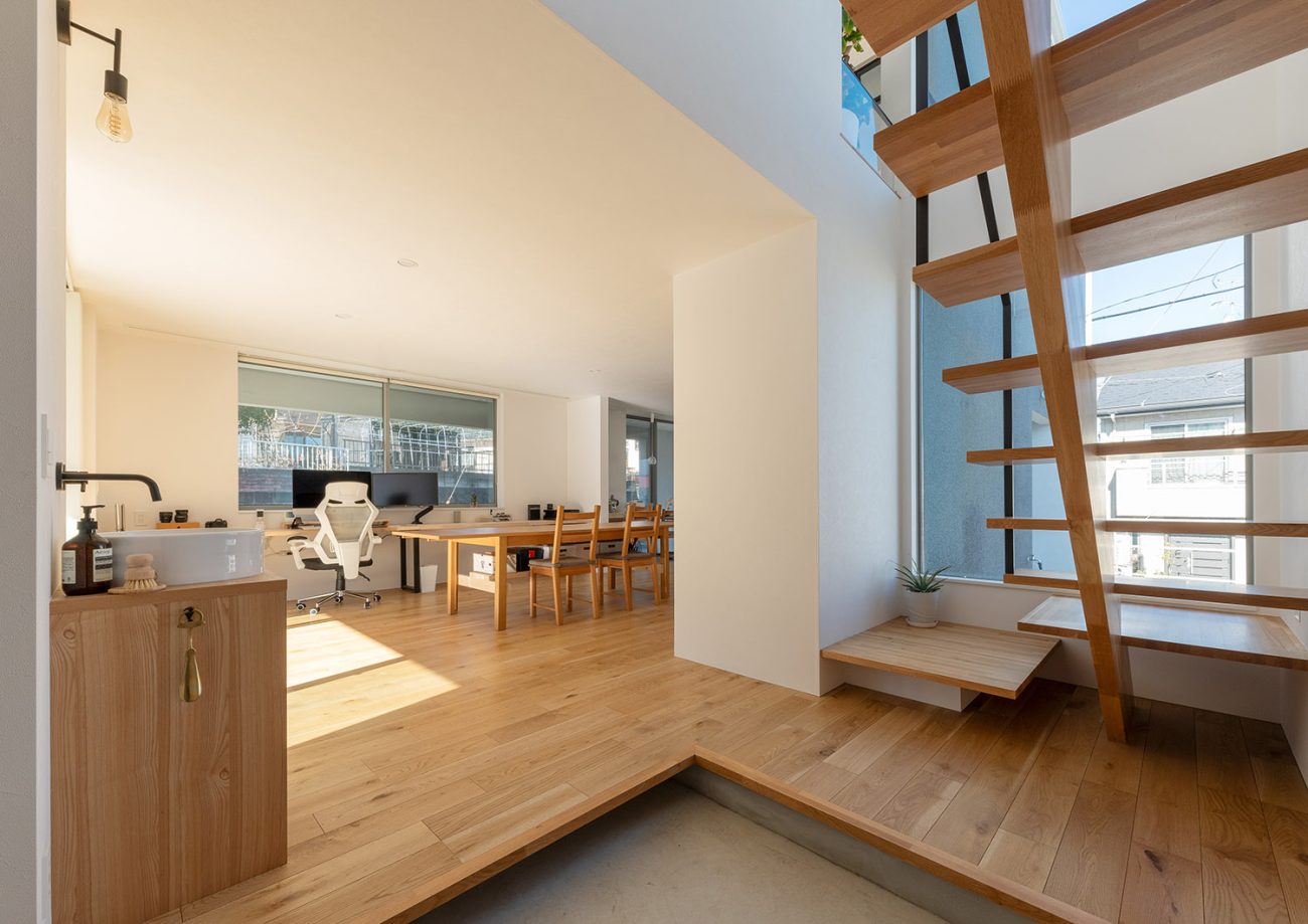 玄関からすぐにLDKへとアクセス出来る効率的な動線の間取り・デザイン住宅 注文住宅・デザイン住宅建築実例_『CASE775 二色の陽射し』_玄関