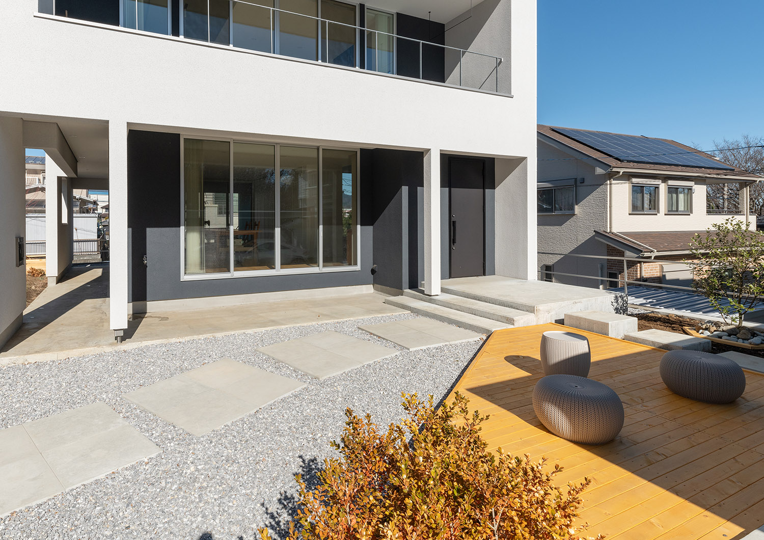 アプローチの近くにウッドデッキのテラスがあるおしゃれな家・デザイン住宅 注文住宅・デザイン住宅建築実例_『CASE775 二色の陽射し』_ウッドデッキ・テラス