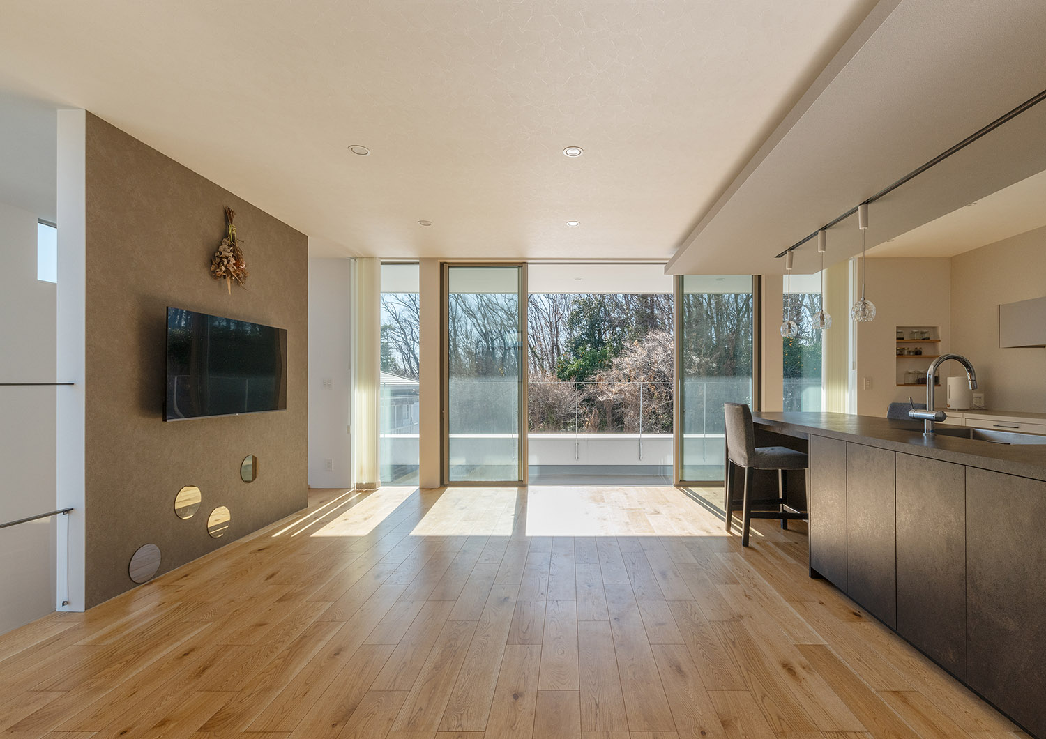 緑が見える大きな窓から光が入るシンプルなLDK・デザイン住宅 注文住宅・デザイン住宅建築実例_『CASE775 二色の陽射し』_LDK