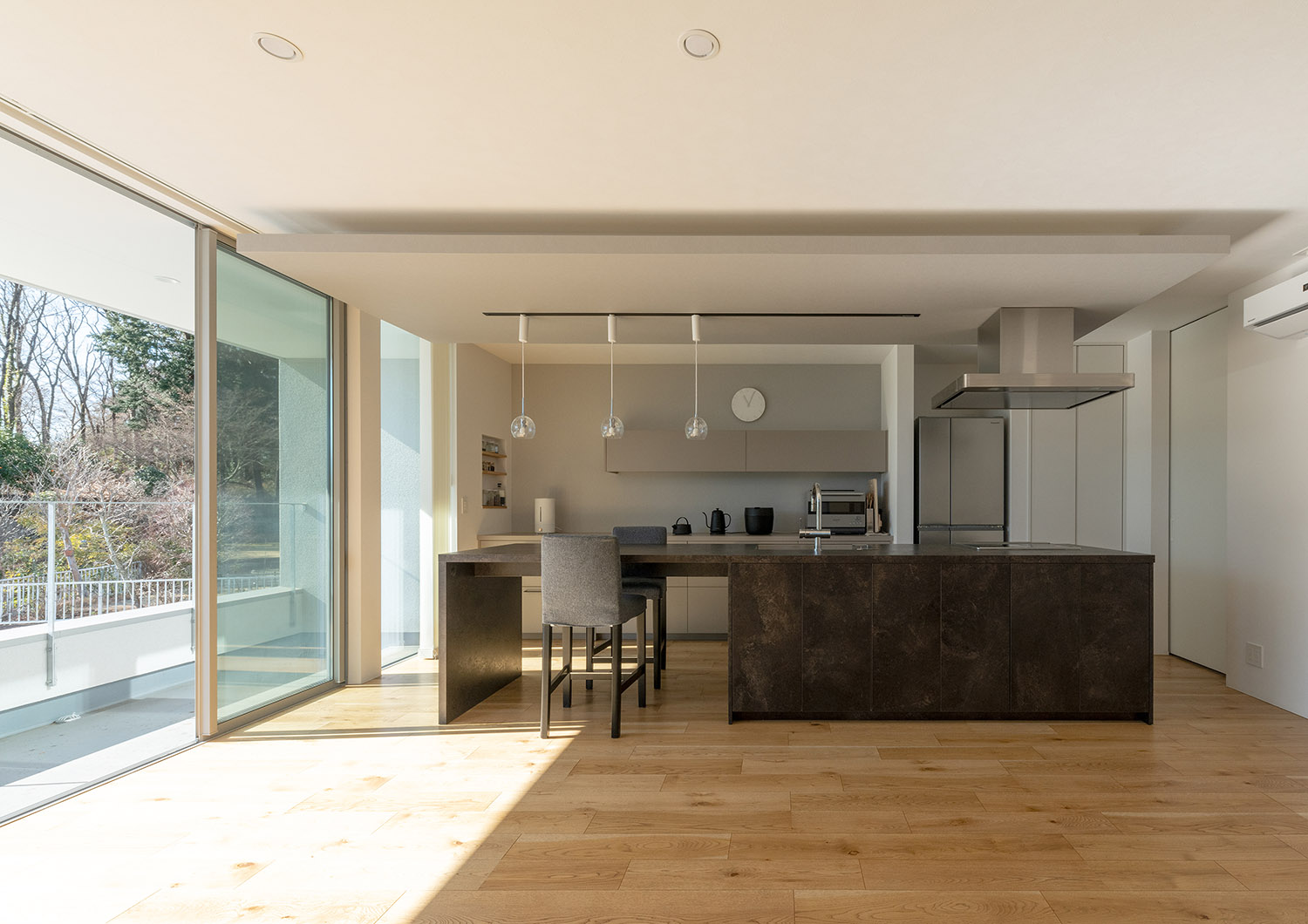 グレーの下がり天井のアイランドキッチン・デザイン住宅 注文住宅・デザイン住宅建築実例_『CASE775 二色の陽射し』_LDK