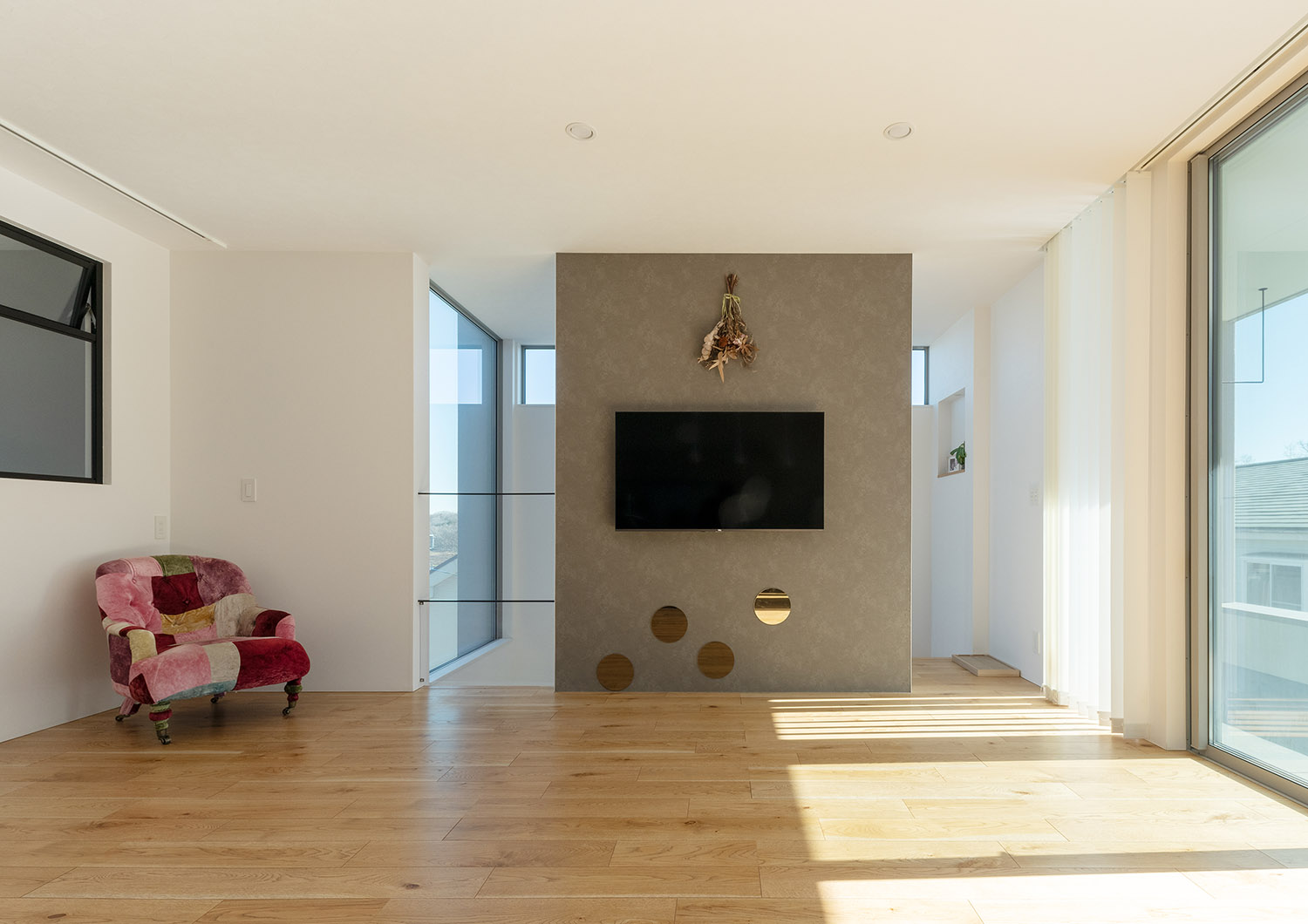 アクセントウォールにテレビが取り付けられた明るくておしゃれなLDK・デザイン住宅 注文住宅・デザイン住宅建築実例_『CASE775 二色の陽射し』_LDK