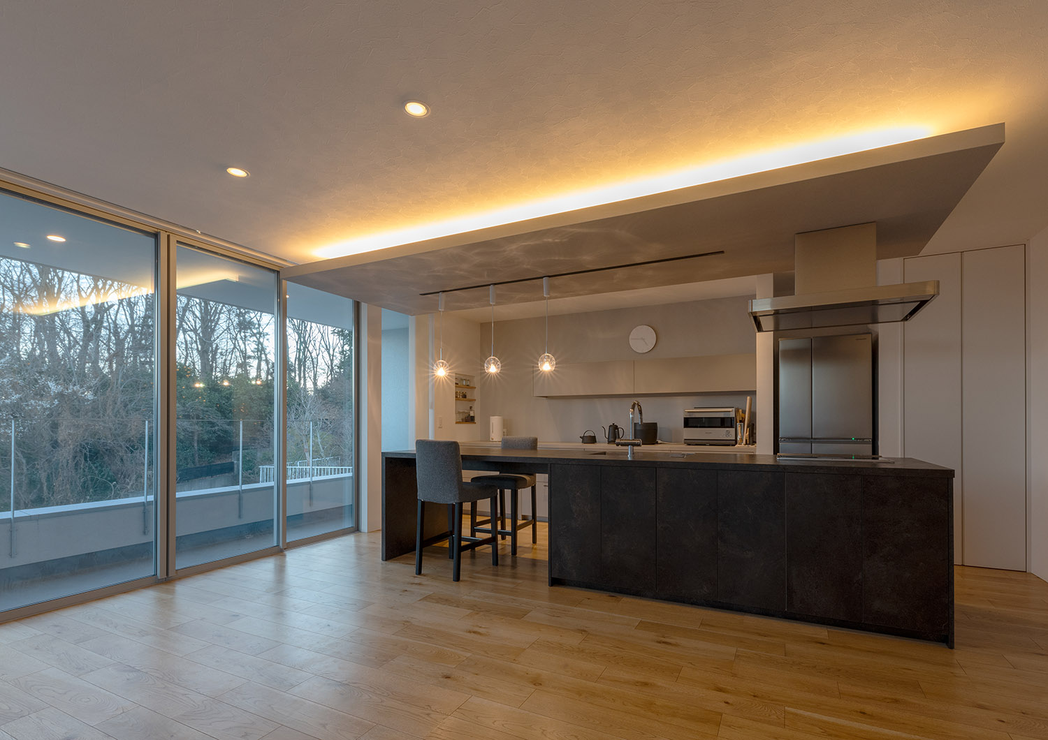 下がり天井にライン状の照明やペンダントライトを取り付けたおしゃれなLDK・デザイン住宅 注文住宅・デザイン住宅建築実例_『CASE775 二色の陽射し』_キッチン