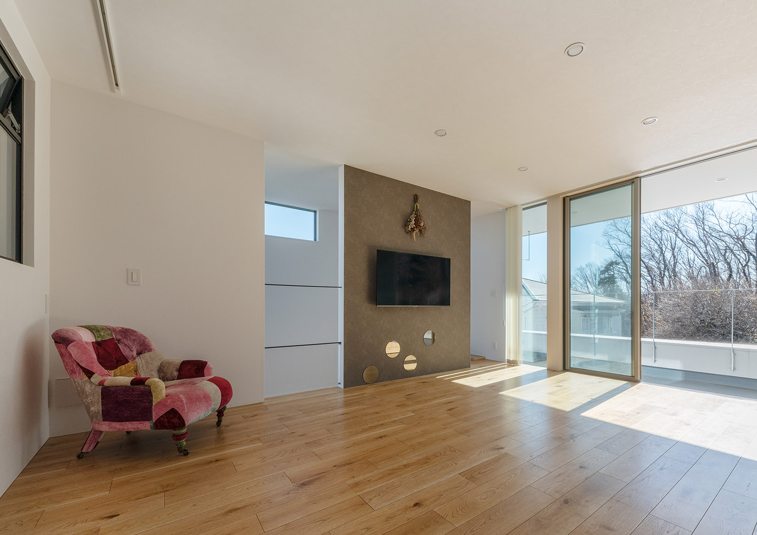 大きな窓に面した開放的なLDK・デザイン住宅 注文住宅・デザイン住宅建築実例_『CASE775 二色の陽射し』_LDK