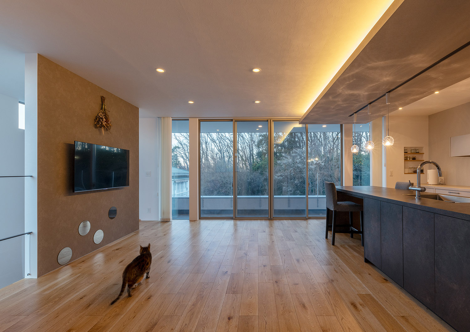 大きな窓があるすっきりとしたおしゃれなLDK・デザイン住宅 注文住宅・デザイン住宅建築実例_『CASE775 二色の陽射し』_LDK