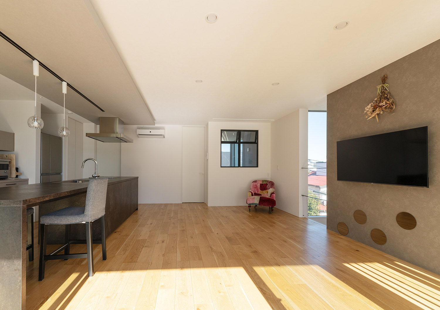 アイランドキッチンと一体型のダイニングテーブルがあるシンプルで明るいLDK・デザイン住宅 注文住宅・デザイン住宅建築実例_『CASE775 二色の陽射し』_LDK