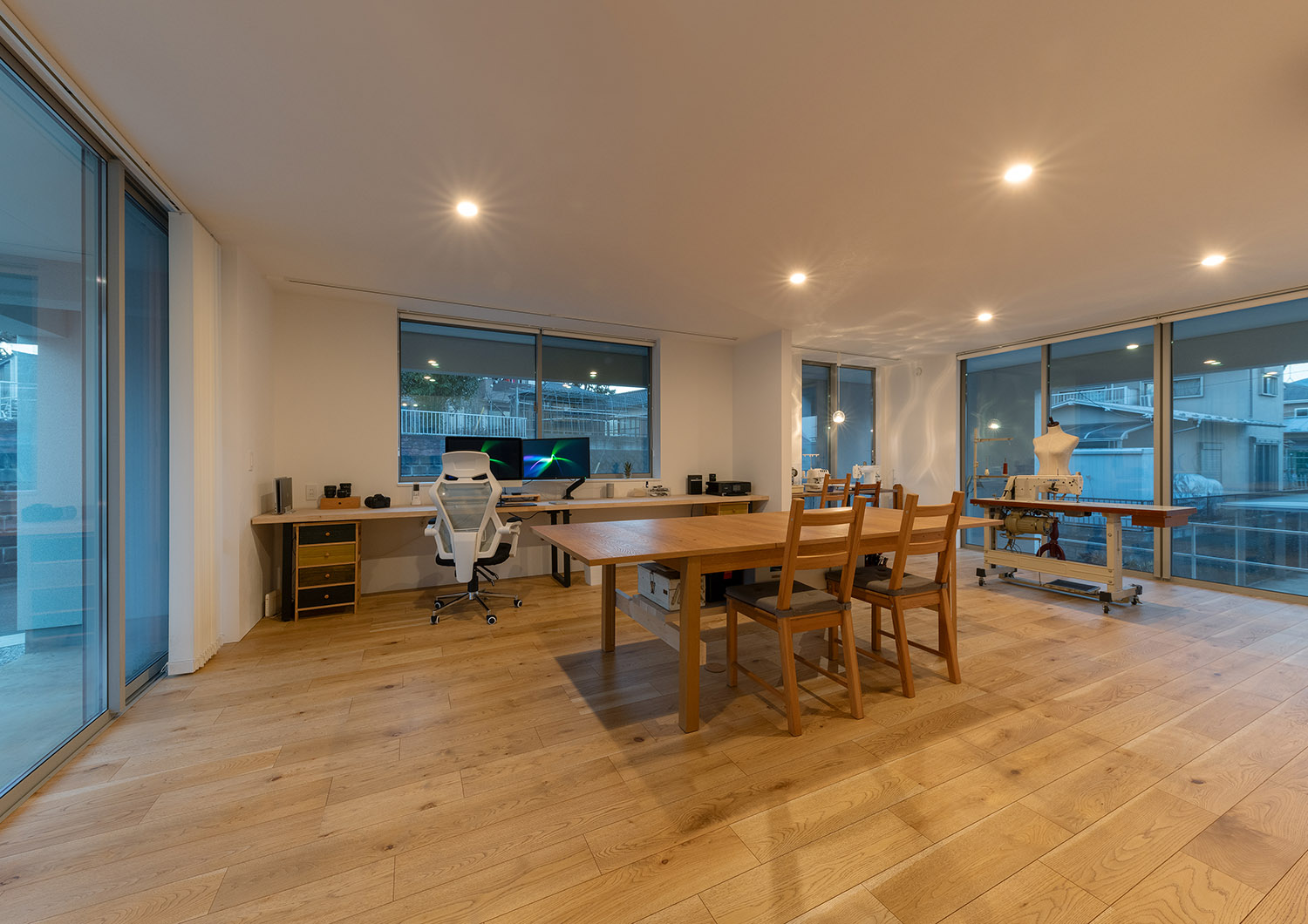 ダウンライトが取り付けられたすっきりとした印象の作業部屋・デザイン住宅 注文住宅・デザイン住宅建築実例_『CASE775 二色の陽射し』_仕事部屋