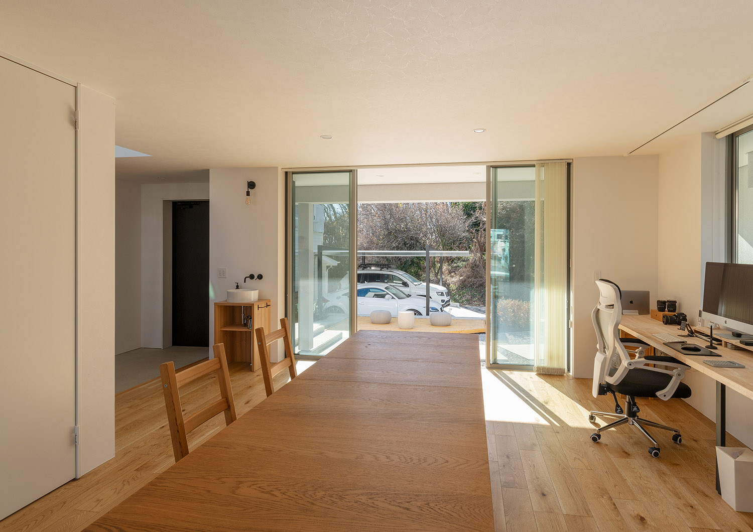 駐車場や玄関アプローチが見える大きな窓がある作業部屋・デザイン住宅 注文住宅・デザイン住宅建築実例_『CASE775 二色の陽射し』_仕事部屋