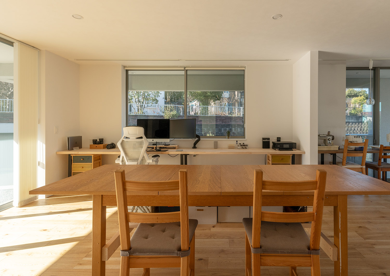 窓から外の景色が見える壁付けデスクがある作業部屋・デザイン住宅 注文住宅・デザイン住宅建築実例_『CASE775 二色の陽射し』_仕事部屋