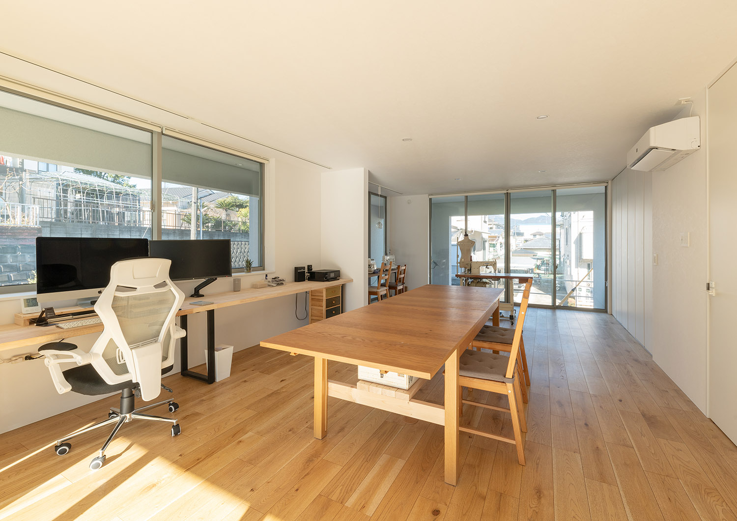 窓が沢山取り付けられた広い書斎・デザイン住宅 注文住宅・デザイン住宅建築実例_『CASE775 二色の陽射し』_仕事部屋