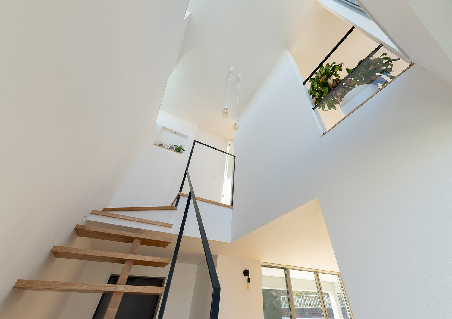 吹き抜けになったスケルトン階段の階段室・デザイン住宅 注文住宅・デザイン住宅建築実例_『CASE775 二色の陽射し』_階段