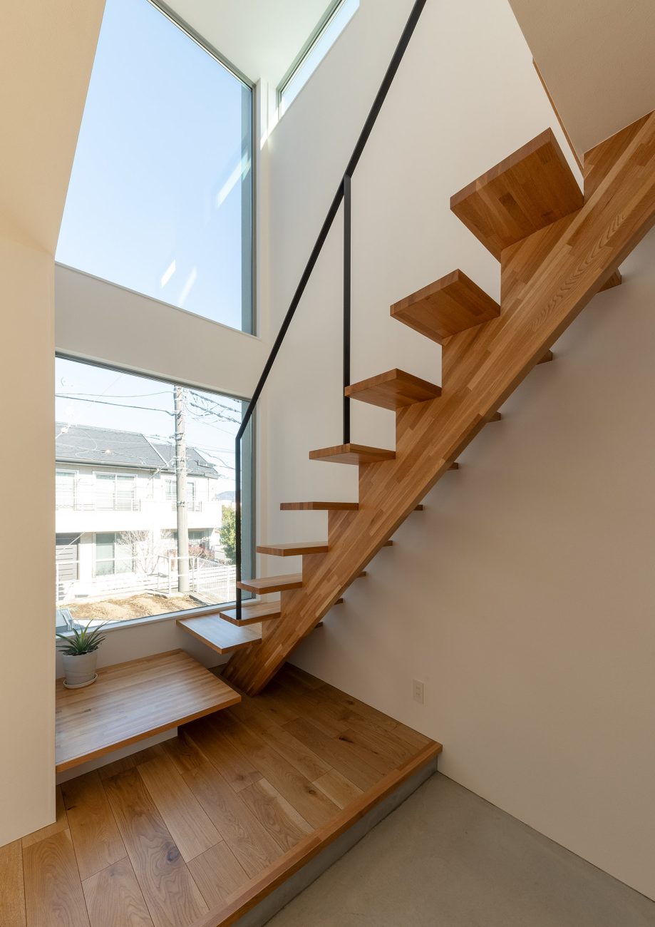 吹き抜けの上まで窓が取り付けられたアイアンの手すり付きのスケルトン階段がある階段室・デザイン住宅 注文住宅・デザイン住宅建築実例_『CASE775 二色の陽射し』_階段