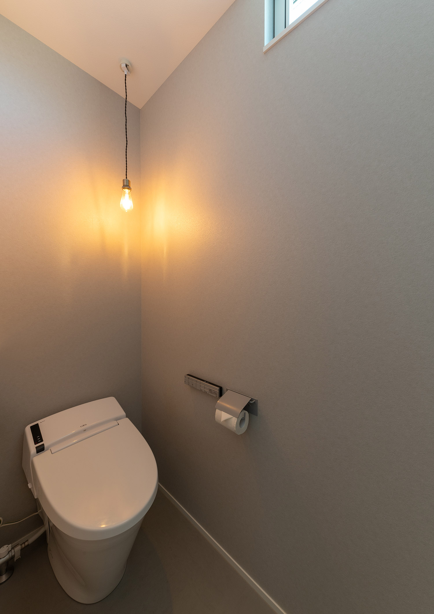 シンプルなペンダントライトがとりつけられたおしゃれなトイレ・デザイン住宅 注文住宅・デザイン住宅建築実例_『CASE775 二色の陽射し』_トイレ