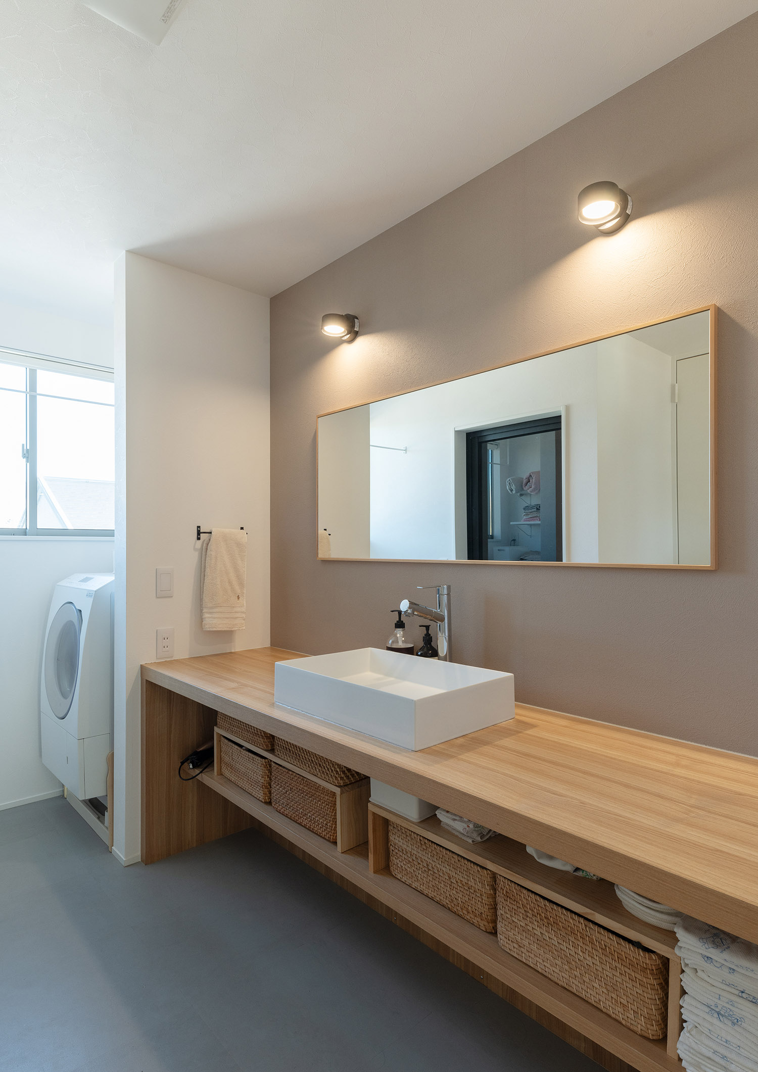 壁に照明が取り付けられたシンプルでホテルライクな洗面所・デザイン住宅 注文住宅・デザイン住宅建築実例_『CASE775 二色の陽射し』_洗面所