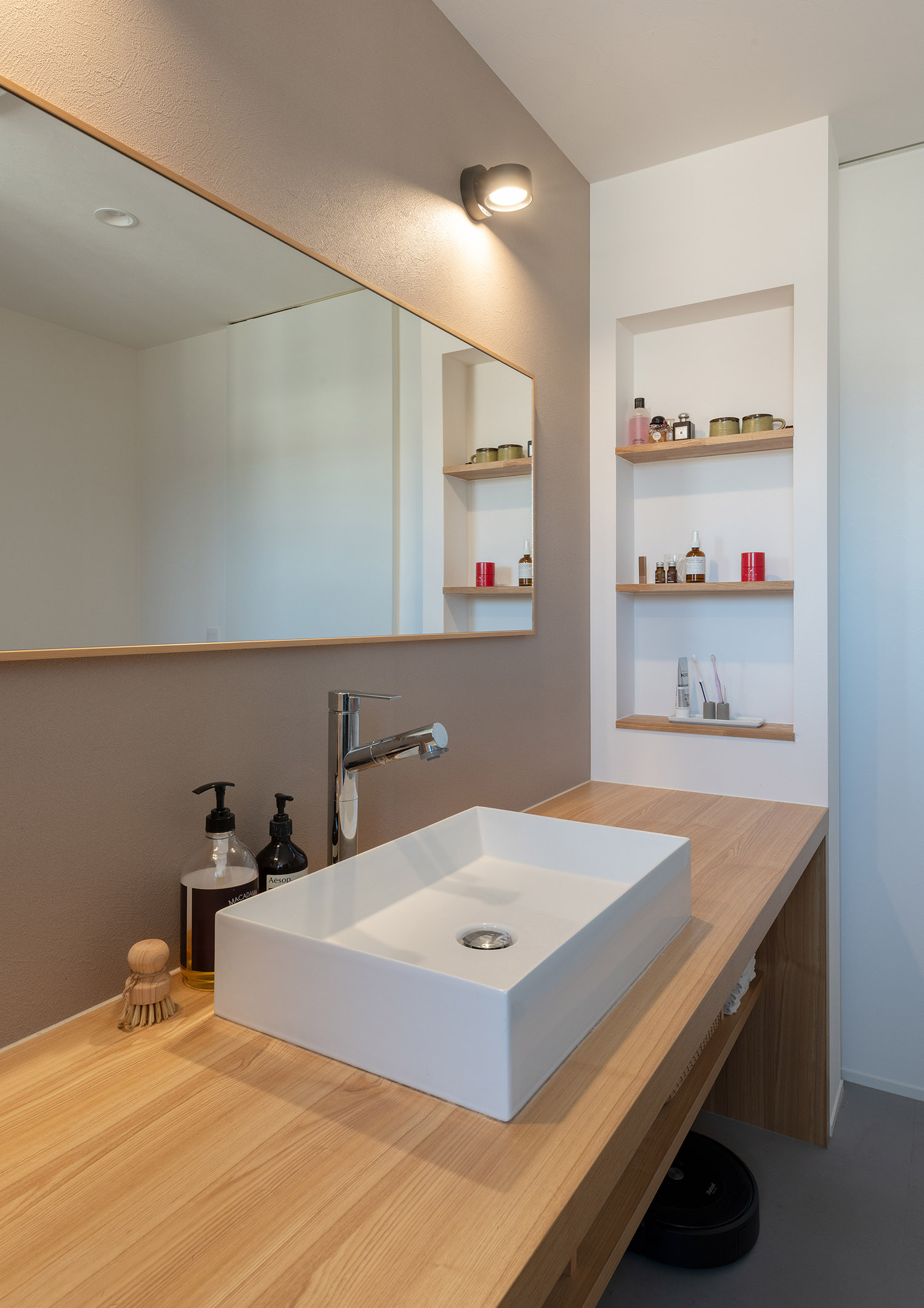 壁面収納があるシンプルでおしゃれな洗面所・デザイン住宅 注文住宅・デザイン住宅建築実例_『CASE775 二色の陽射し』_洗面所