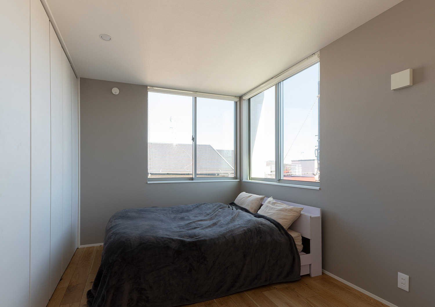 二方向に窓を取り付けたシンプルで明るい寝室・デザイン住宅 注文住宅・デザイン住宅建築実例_『CASE775 二色の陽射し』_寝室